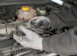 Wechsel der Glühkerzen bei einem BMW in der Werkstatt Wechsel der Glühkerzen bei einem BMW in der Werkstatt